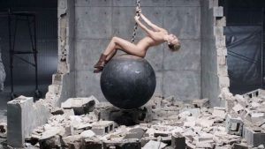 Let’s talk about: Miley und die Sache mit dem “Wrecking Ball”